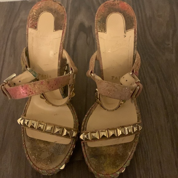 Authentic Louboutin Cork Bloom Print Cataclou Studded Wedge Sandals in Light Gol - Picture 14 of 17